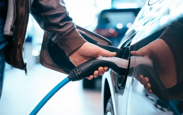 Harga Mobil dan Motor Listrik Diperkirakan Turun Tahun Depan Selevel Bensin