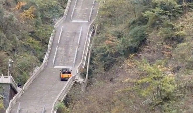 Viral SUV Gagal Tiru Range Rover di Tanjakan Ekstrem hingga Minta Maaf