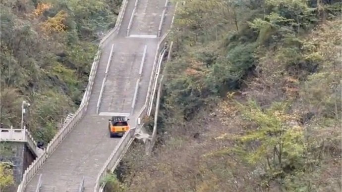 Viral SUV Gagal Tiru Range Rover di Tanjakan Ekstrem hingga Minta Maaf