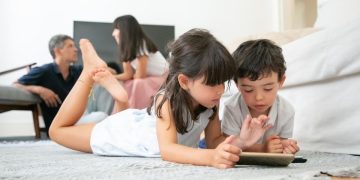 Waktu Layar Anak Meningkat Ketika Orang Tua Mengalami Stres